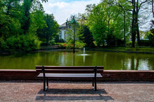 Banco vacío en el parque en la ciudad de Bad oeynhausen — Foto de Stock