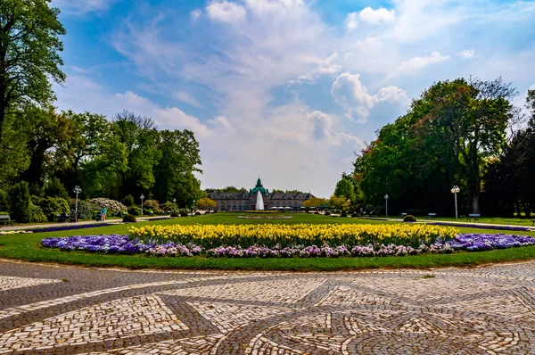 Hermoso parque frente a la casa de spa en la ciudad de Bad oeynhausen — Foto de Stock