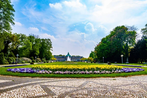 Hermoso parque frente a la casa de spa en la ciudad de Bad oeynhausen — Foto de Stock