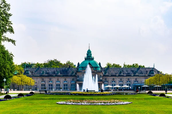 Krásný park před lázeňským domem ve městě Bad Oeynhausen — Stock fotografie