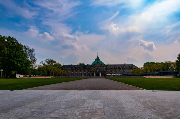 Krásný park před lázeňským domem ve městě Bad Oeynhausen — Stock fotografie