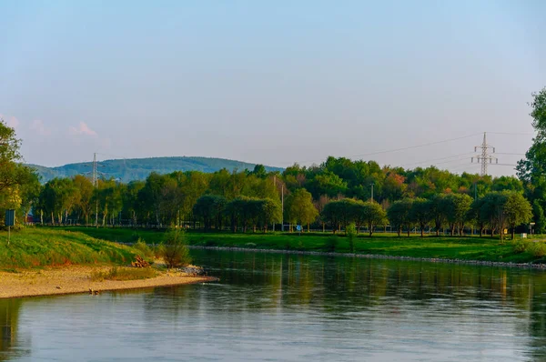 Bad Oeynha şehrinde nehir Werre güzel manzara