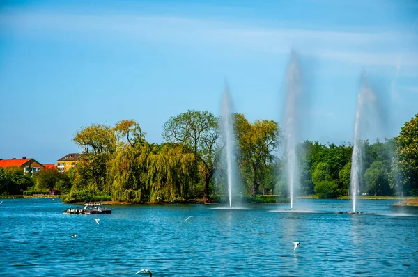 El hermoso paisaje del lago Pildammsparken en la ciudad o — Foto de Stock