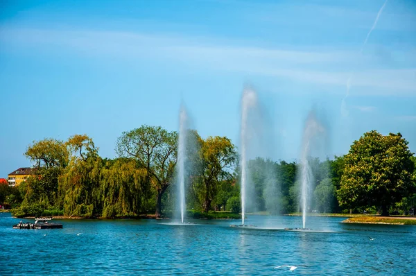 El hermoso paisaje del lago Pildammsparken en la ciudad o — Foto de Stock