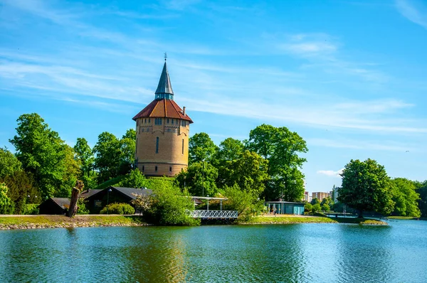Wieża pildammstornet na wodzie w mieście Malmo — Zdjęcie stockowe