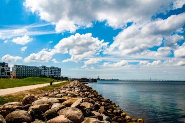 Gün boyunca Malmö şehrinde sahil şeridi