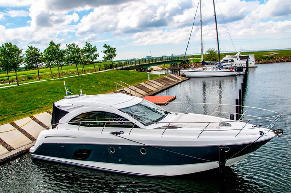 Malmö kentinde Baltık denizinde rıhtımda demirli yat 