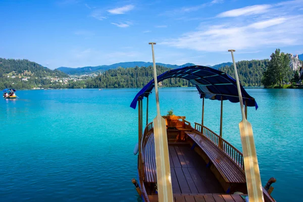 Barco em um lago Lâmina na Eslovénia — Fotografia de Stock