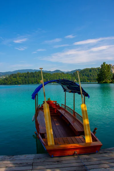 Barco en un lago Blade en Eslovenia —  Fotos de Stock