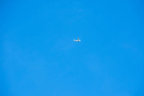 Спортивный самолет летит по ясному голубому небу — стоковое фото