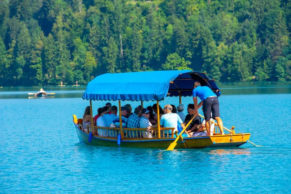 Boot mit Touristen auf einem Seenschild in Slowenien aufgenommen am 27. Juli 2019 — Stockfoto