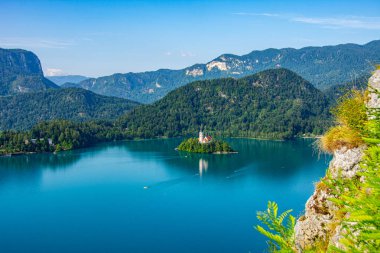 Bled Kalesi 'nden Bled Adası' na Göl 'deki kiliseye bakın.