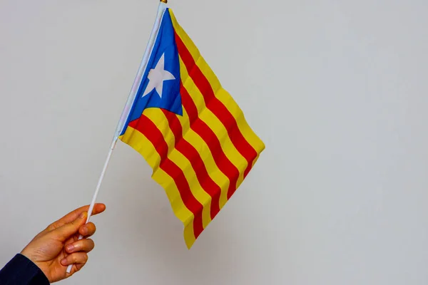 Bandeira da Catalunha realizada no fundo branco — Fotografia de Stock