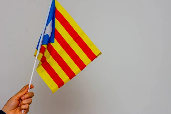 Katalónia zászló tartott a fehér háttér — Stock Fotó
