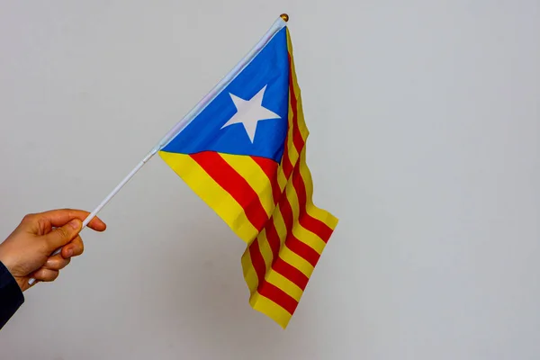 Catalonia vlag gehouden op de witte achtergrond — Stockfoto