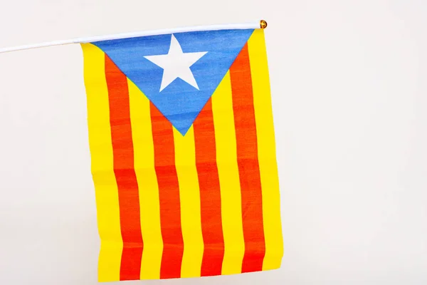 Bandeira da Catalunha realizada no fundo branco — Fotografia de Stock