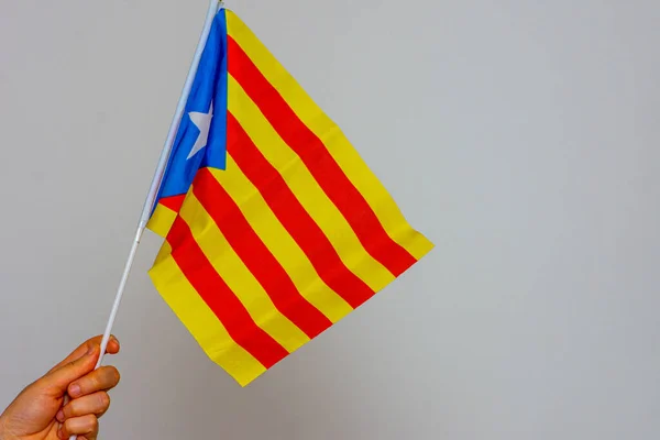 하얀 배경에 걸려 있는 카탈루냐 국기 — 스톡 사진