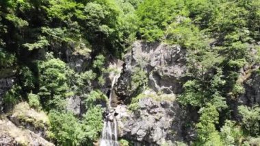 Bosna-Hersek 'in Gornji Vakuf kenti yakınlarındaki şelalenin insansız hava aracı görüntüleri