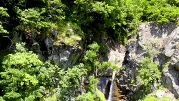 Запись водопада возле города Горни-Вакуф в Боснии и Герцеговине — стоковое видео