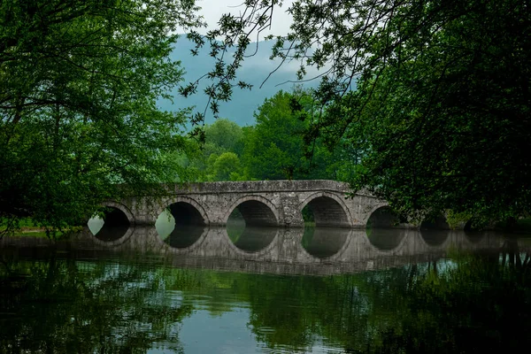 Rimski Nin Çoğu Roma Köprüsü Sis Sırasında Bosna Nehri Yansıyor — Stok fotoğraf