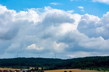 Arka planda yel değirmenleri olan manzara, Almanya