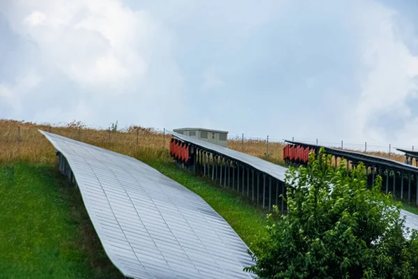 Campo com painéis solares em contraste com a Alemanha — Fotografia de Stock