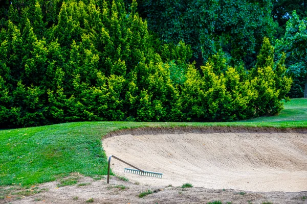 Homokcsapda a gereblyékkel a golfpályán. — Stock Fotó