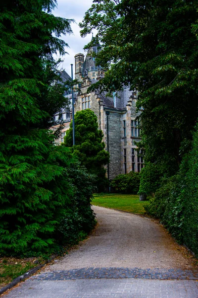 Castle Hotel Kronberg, Schlosshotel Kronberg 'e gitmek için güzel bir yol. — Stok fotoğraf