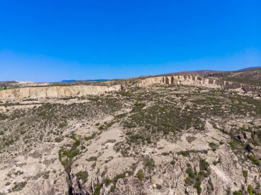 Türkiye 'deki phrygian vadisinin kayalık manzarasına insansız hava aracı bakışı