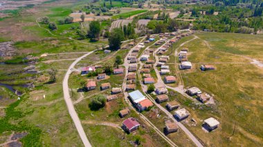 Eber Gölü 'nün yanındaki köyün havadan görüntüsü.