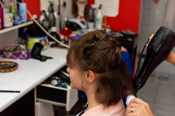 Mooi Tiener Meisje Bij Kapper Blazen Drogen Haar Haar Het — Stockfoto