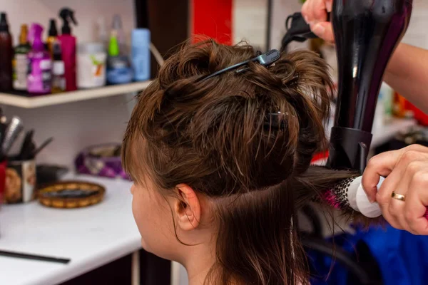 Vacker Tonåring Flicka Frisören Fönar Håret Efter Att Klippt Det — Stockfoto