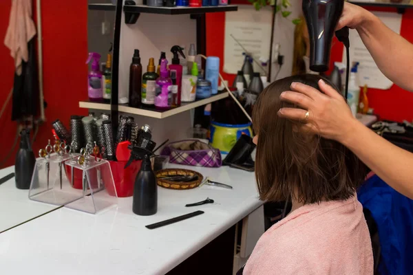 Mladá Dívka Vlasy Suché Salonu Při Stříhání Vlasů — Stock fotografie