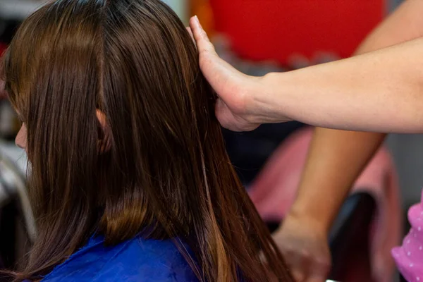 Professional female hairdresser cutting girls hair in salon — Stock Photo, Image