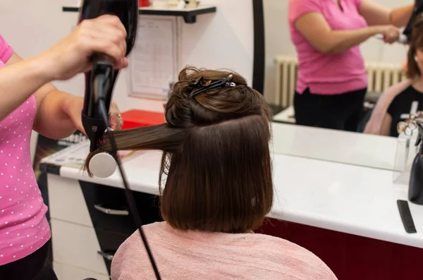 Krásná teen dívka v kadeřnictví rána sušení její krátké vlasy — Stock fotografie