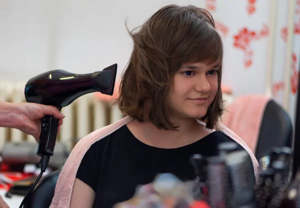 Retrato de niña en peluquería —  Fotos de Stock