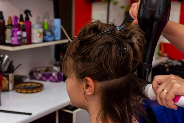 Όμορφη έφηβος κορίτσι στο κομμωτήριο χτύπημα ξήρανση κοντά μαλλιά της — Φωτογραφία Αρχείου