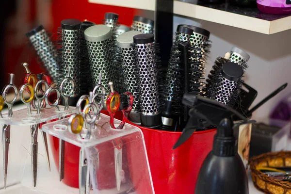 Salondaki masada profesyonel kuaför aletleri var.