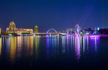 Gece Astana'da ışıklı binalar