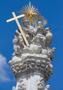 Budapeşte kalesindeki Kutsal Üçlemeci heykeli. Macaristanda