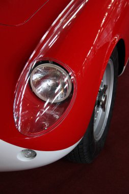 50 'lerin kırmızı araba farları yakın plan.