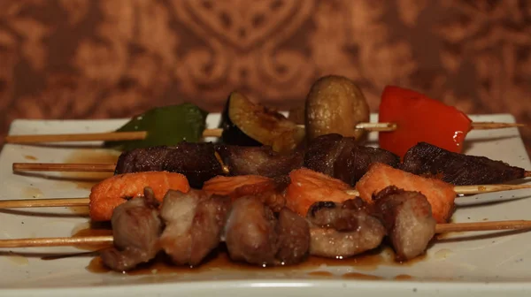 Kebab chino en un plato blanco en el restaurante asiático — Foto de Stock