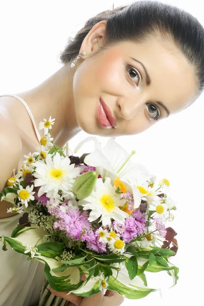 Jovem mulher bonita com buquê, dia feliz . — Fotografia de Stock