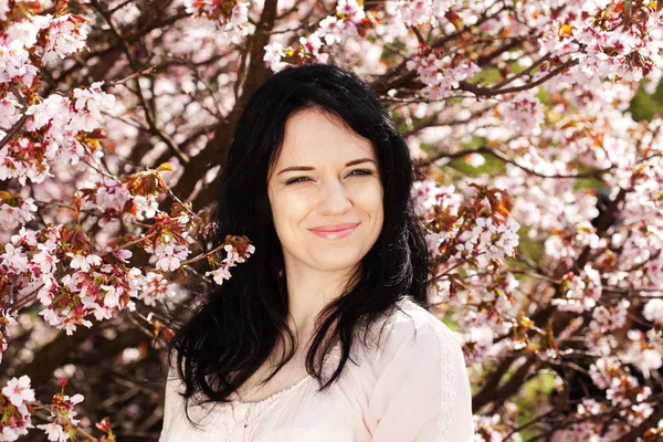 Lifestyle and people concept: Beautiful woman in blossom garden — Stock Photo, Image