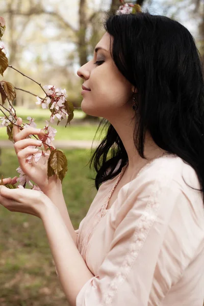 Livsstil och människor koncept: vacker kvinna i blomma trädgård — Stockfoto