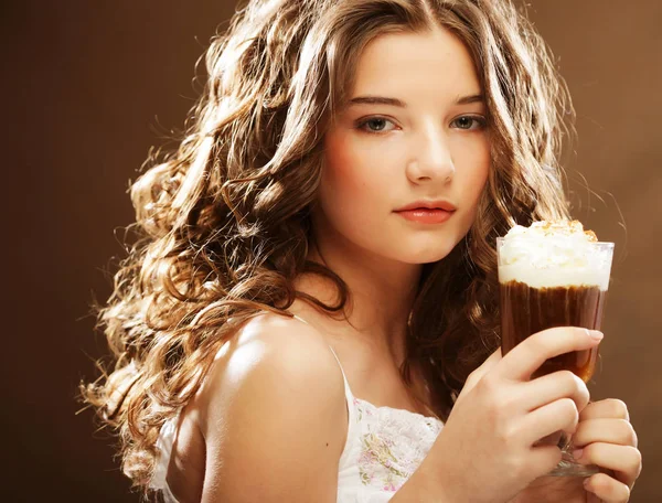 Flicka med glas kaffe witn grädde — Stockfoto