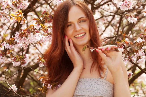 Livsstil och människor koncept: ung kvinna glad leende njuter våren sommardag — Stockfoto