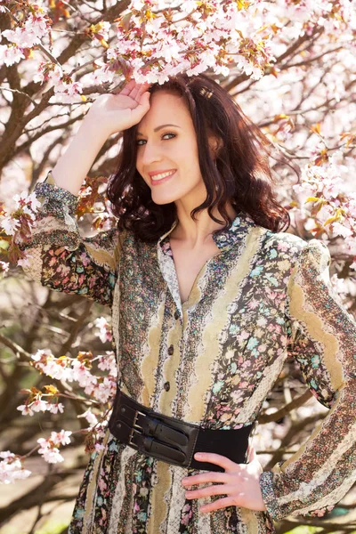 Estilo de vida y el concepto de la gente: Hermosa mujer en el jardín de flores — Foto de Stock