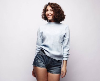 Genç gülümseyen güzel kadın. Gri arka plan üzerinde.