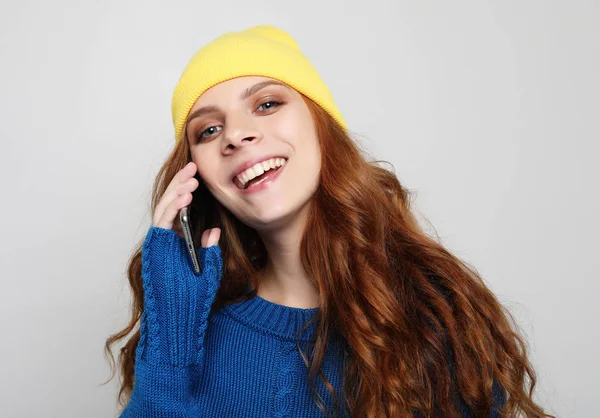 Estilo de vida, emocional e conceito de pessoas: Mulher encaracolada jovem com telefone inteligente — Fotografia de Stock